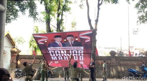 Baliho Ganjar-Mahfud dan bendera PDIP dekat lokasi kunjungan Jokowi di Bali, diturunkan Satpol PP.