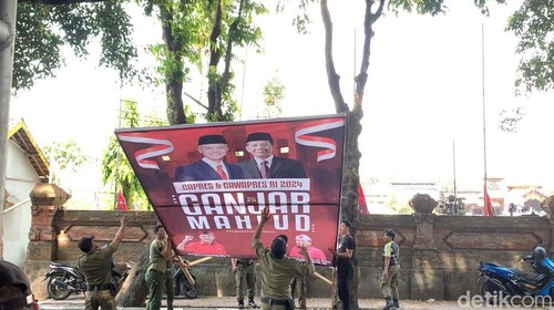 Baliho Ganjar-Mahfud dan bendera PDIP dekat lokasi kunjungan Jokowi di Bali, diturunkan Satpol PP.