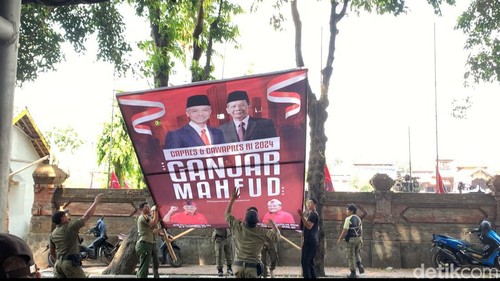 Baliho Ganjar-Mahfud dan bendera PDIP dekat lokasi kunjungan Jokowi di Bali, diturunkan Satpol PP.