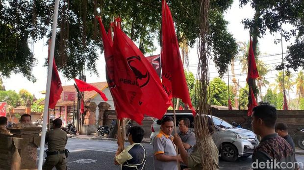 Baliho Ganjar-Mahfud dan bendera PDIP dekat lokasi kunjungan Jokowi di Bali, diturunkan Satpol PP.