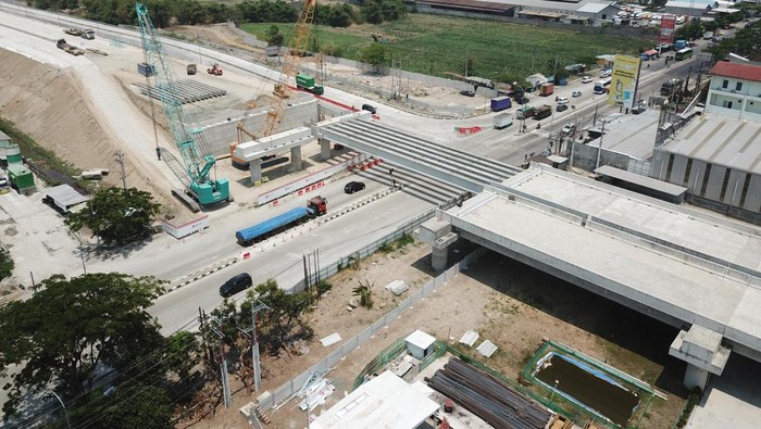 Balok jembatan penghubung Tol Trans Jawa dengan Tol Solo-Jogja sudah terpasang sebagian. Foto diunggah Selasa (31/10/2023).