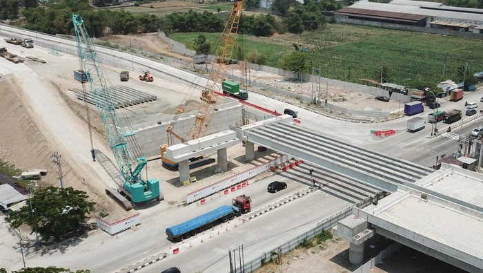 Balok jembatan penghubung Tol Trans Jawa dengan Tol Solo-Jogja sudah terpasang sebagian. Foto diunggah Selasa (31/10/2023).