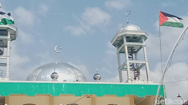 Bendera Palestina di masjid dan tepi jalan Klaten-Boyolali, Desa Puluhan, Kecamatan Jatinom, Klaten, Selasa (31/10/2023).
