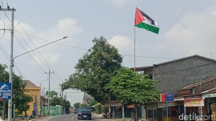 Bendera Palestina di masjid dan tepi jalan Klaten-Boyolali, Desa Puluhan, Kecamatan Jatinom, Klaten, Selasa (31/10/2023).