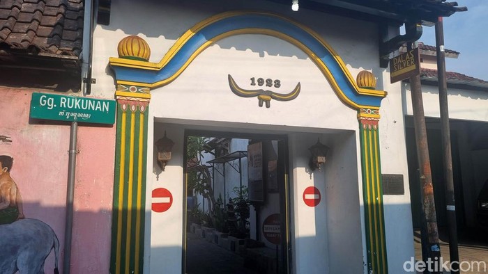 Between Two Gates, Pemukiman Wisata Heritage yang Menenangkan Between Two Gates adalah sebuah pemukiman unik di Kotagede, Yogyakarta, yang dinobatkan sebagai Bangunan Warisan Budaya. Berada di tempat ini sangat menenangkan.