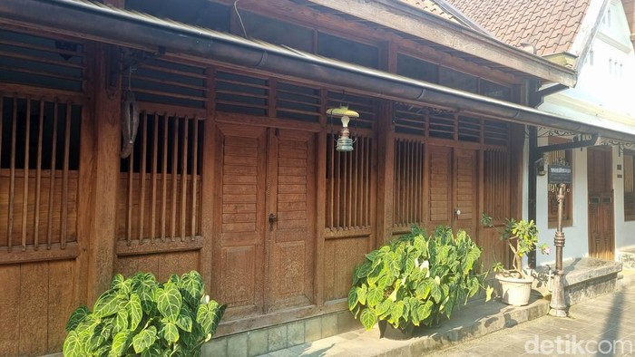 Between Two Gates, Pemukiman Wisata Heritage yang Menenangkan Between Two Gates adalah sebuah pemukiman unik di Kotagede, Yogyakarta, yang dinobatkan sebagai Bangunan Warisan Budaya. Berada di tempat ini sangat menenangkan.