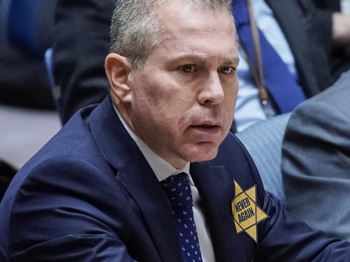 Bintang kuning dikenakan oleh Dubes Israel untuk PBB Gilad Erdan saat menghadiri sidang Dewan Keamanan PBB. (AP Photo/Eduardo Munoz Alvarez)