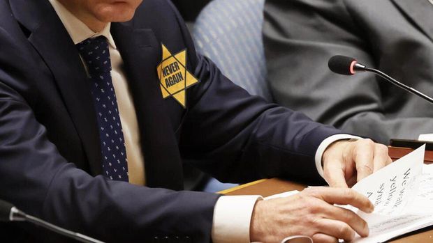 Israel's UN ambassador Gilad Erdan wore a yellow star -- a symbol Jews were forced to wear by the Nazis -- during a meeting of the UN Security Council to protest UN silence on Hamas 'atrocities' © Michael M. Santiago / GETTY IMAGES NORTH AMERICA/AFP