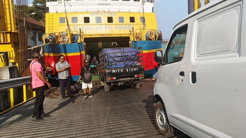 Bongkar muat Kapal Nusa Jaya Abadi di Pelabuhan Padang Bai, Karangasem, Bali, Selasa (31/10/2023).