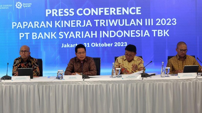 PT Bank Syariah Indonesia Tbk membukukan laba bersih Rp 4,2 triliun per September 2023, naik 31,04% secara tahunan (yoy). Hal itu disampaikan dalam paparan kinerja kuartal III/2023. Paparan kinerja disampaikan oleh Direktur Utama BSI Hery Gunardi (tengah), didampingi Direktur Risk Management Grandis Helmi Harumansyah (kiri), Direktur Finance & Strategy Ade Cahyo Nugroho (dua dari kiri), Wakil Direktur Utama Bob T.Ananta (empat dari kiri), Direktur Teknologi Informasi Saladin D.Effendi (paling kanan).