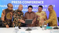 Direktur Utama BSI Hery Gunardi didampingi Direktur Risk Management Grandis Helmi Harumansyah, Direktur Finance & Strategy Ade Cahyo Nugroho, Wakil Direktur Utama Bob T Ananta, dan Direktur Teknologi Informasi Saladin D Effendi menyampaikan paparan kinerja di Jakarta, Selasa (31/10/2023). 