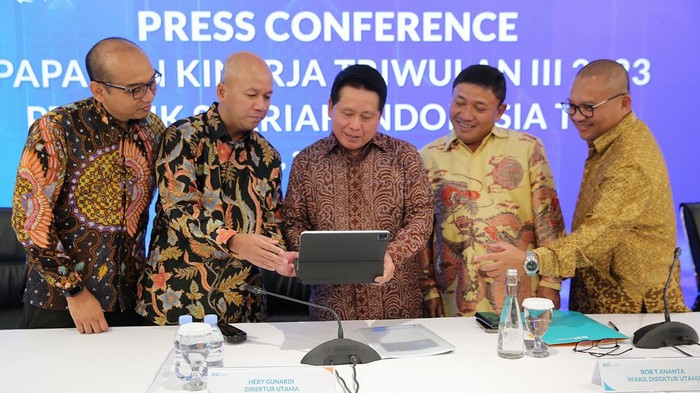 BSI Cetak Laba Rp 4,2 Triliun PT Bank Syariah Indonesia Tbk membukukan laba bersih Rp 4,2 triliun per September 2023, naik 31,04% secara tahunan (yoy). Hal itu disampaikan dalam paparan kinerja kuartal III/2023. Paparan kinerja disampaikan oleh Direktur Utama BSI Hery Gunardi (tengah), didampingi Direktur Risk Management Grandis Helmi Harumansyah (kiri), Direktur Finance & Strategy Ade Cahyo Nugroho (dua dari kiri), Wakil Direktur Utama Bob T.Ananta (empat dari kiri), Direktur Teknologi Informasi Saladin D.Effendi (paling kanan).
