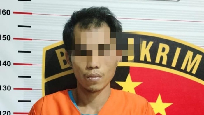 Budi, tersangka pembunuhan atasannya sendiri karena sakit hati.