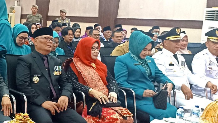 Bupati Enrekang Periode 2013-2023 Muslimin Bando (kiri) saat menghadiri pelantikan Pj Bupati Enrekang.