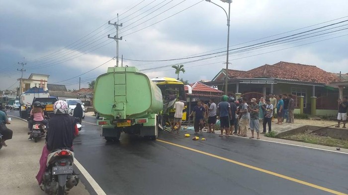 Bus berpenumpang dan truk tangki bertabrakan di Bangka Tengah.