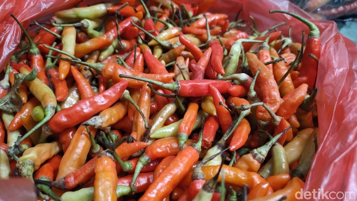 Cabai yang dijual oleh pedagang di Pasar Wates, Kulon Progo, Selasa (31/10/2023).