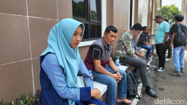 Cicah Hayati harus jadi penumbuk batu karena suami ditangkap kaitan aktivitas tambang ilegal