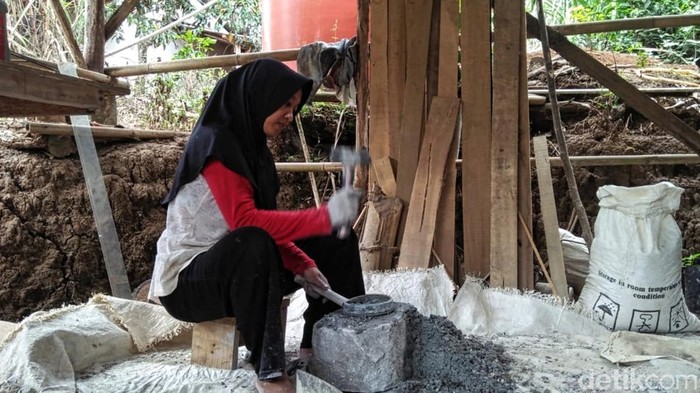 Cicah Hayati harus jadi penumbuk batu karena suami ditangkap kaitan aktivitas tambang ilegal