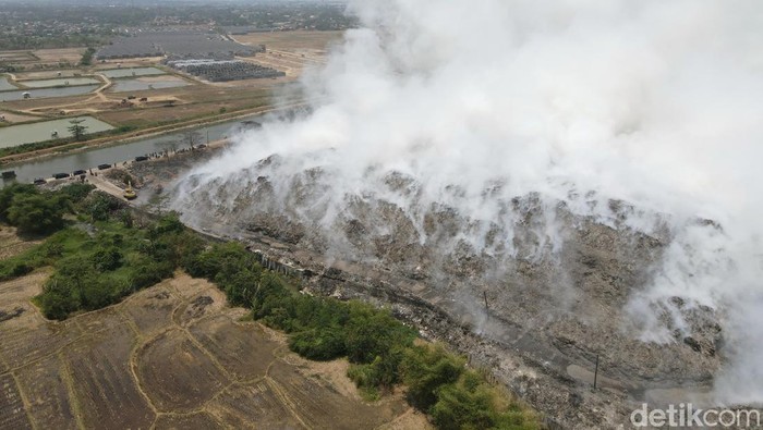 Citra udara kebakaran TPA Jalupang Karawang
