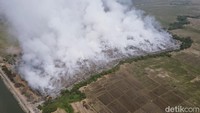 Kondisi bagian dalam lapisan sampah yang terbakar di TPA Jalupang