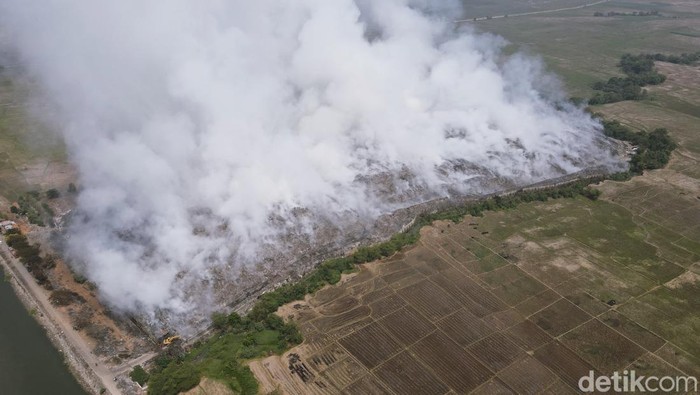 Citra udara kebakaran TPA Jalupang Karawang