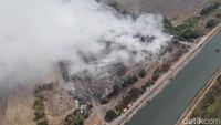 Kondisi kabut asap dilihat dari utara bagian barat TPA Jalupang terbakar kabut asap menuju Desa Wancimekar