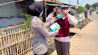 Polwan saat menyisir warga membagikan masker, bagi warga terdampak kabut asap di Desa Wancimekar
