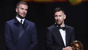 Momen Messi Terima Ballon dOr Nomor 8 dari Bos Beckham