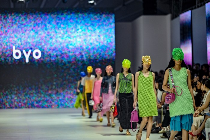 Dewi Fashion Knights 2023 The Visionary di Jakarta Fashion Week 2024