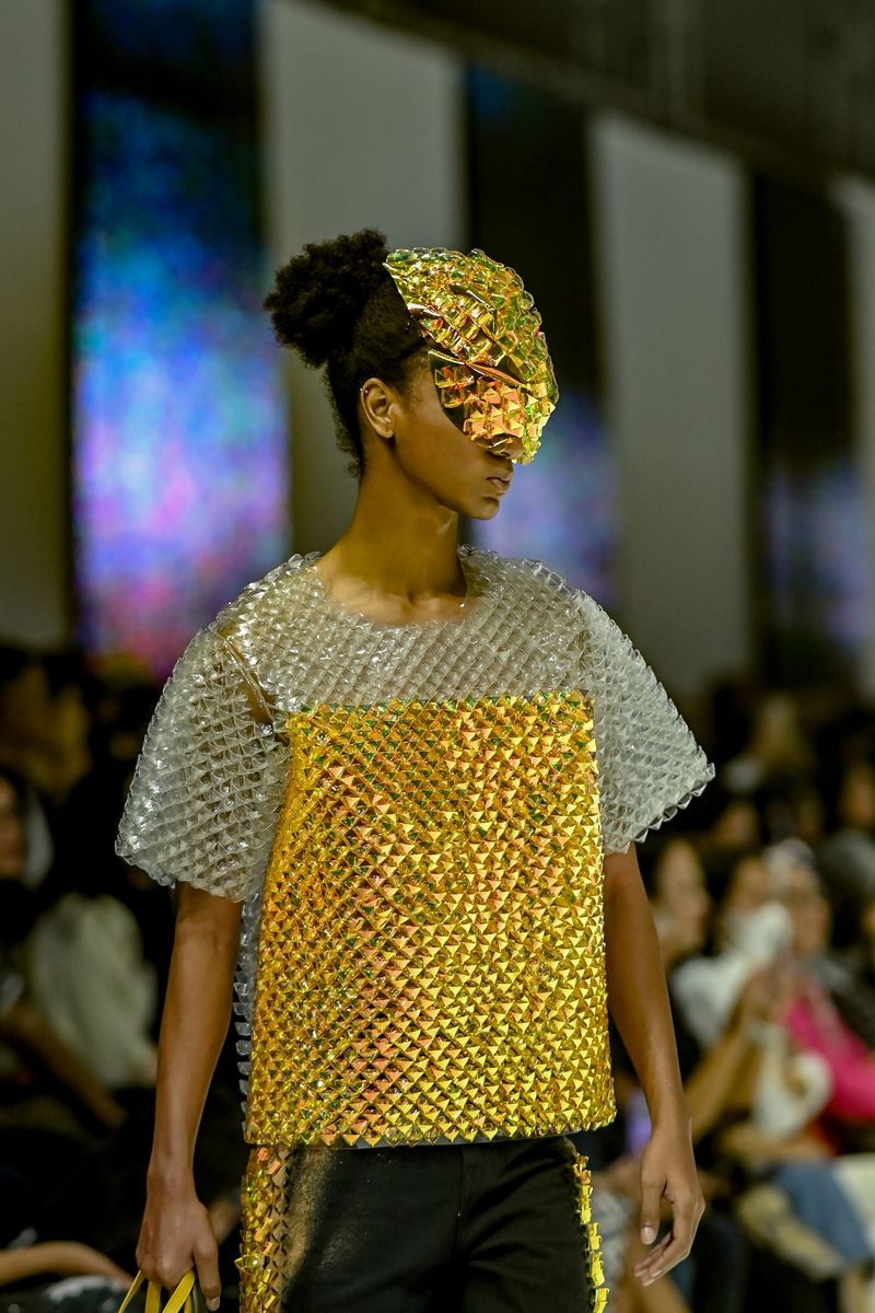 Dewi Fashion Knights 2023 'The Visionary' di Jakarta Fashion Week 2024