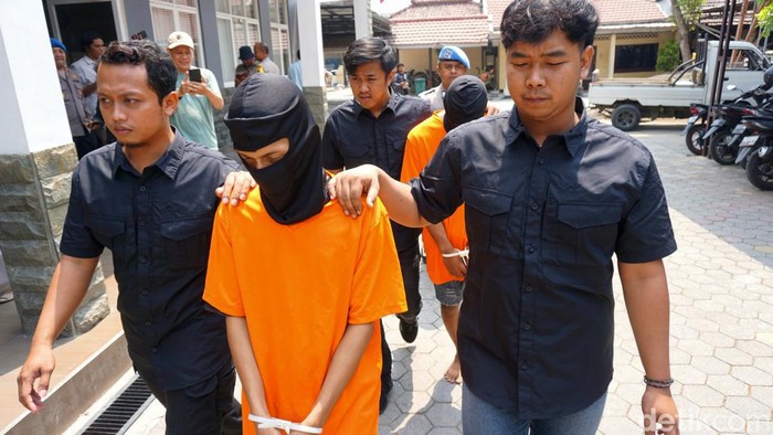 Dua dari 6 pelaku pengeroyokan 2 pesilat yang sedang perjalanan pulang usai demo di Polres Mojokerto.