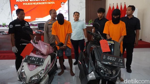 Dua dari 6 pelaku pengeroyokan 2 pesilat yang sedang perjalanan pulang usai demo di Polres Mojokerto.