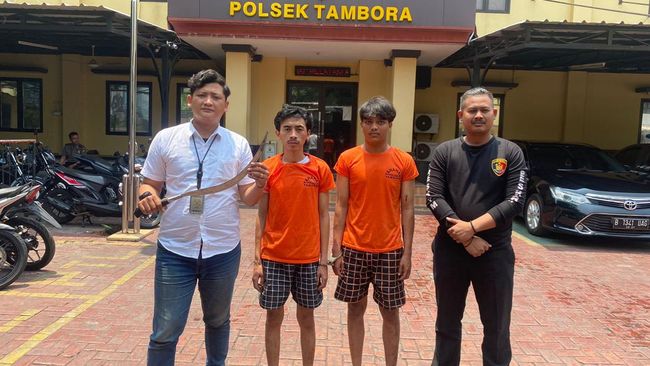Dua pelaku penyerangan warga diamankan Polsek Tambora.