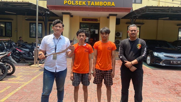 Dua pelaku penyerangan warga diamankan Polsek Tambora.