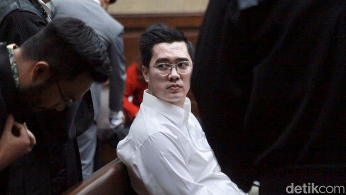 Dadan Tri Yudianto jalani sidang dakwaan di Pengadilan Tipikor Jakarta. Ia didakwa menerima suap Rp 11,2 miliar bersama Sekretaris MA nonaktif Hasbi Hasan.