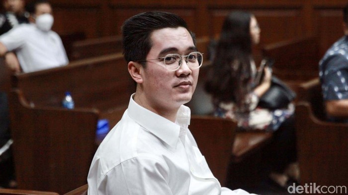 Dadan Tri Yudianto jalani sidang dakwaan di Pengadilan Tipikor Jakarta. Ia didakwa menerima suap Rp 11,2 miliar bersama Sekretaris MA nonaktif Hasbi Hasan.