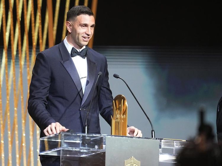 Emiliano Martinez Raih Penghargaan Kiper Terbaik Dunia Yashin Trophy 2023
