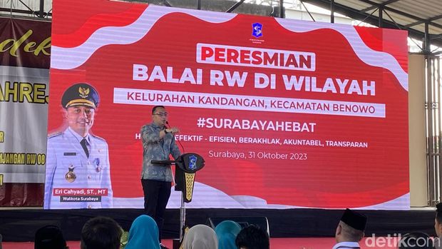 Eri Cahyadi saat menemui warga RW 8 Kelurahan Kandangan, Benowo, Surabaya.
