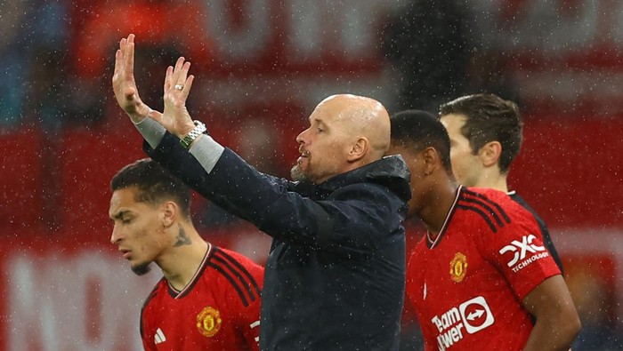 Soccer Football - Premier League - Manchester United v Manchester City - Old Trafford, Manchester, Britain - October 29, 2023   Manchester United manager Erik ten Hag reacts as Anthony Martial and Antony come on as substitutes REUTERS/Molly Darlington NO USE WITH UNAUTHORIZED AUDIO, VIDEO, DATA, FIXTURE LISTS, CLUB/LEAGUE LOGOS OR LIVE SERVICES. ONLINE IN-MATCH USE LIMITED TO 45 IMAGES, NO VIDEO EMULATION. NO USE IN BETTING, GAMES OR SINGLE CLUB/LEAGUE/PLAYER PUBLICATIONS.