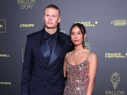 7 Potret Erling Haaland Gandeng Sang Kekasih di Ballon dOr 2023