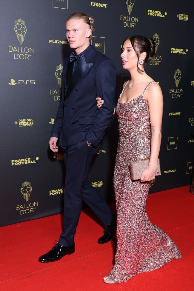 Pesepakbola asal Norwegia Erling Haaland meraih trofi Gerd Muller, penghargaan untuk striker terbaik dunia di Ballon d’Or di Theatre Du Chatelet, Paris, Prancis.  Foto: Pascal Le Segretain/Getty Images