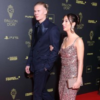 Pesepakbola asal Norwegia Erling Haaland meraih trofi Gerd Muller, penghargaan untuk striker terbaik dunia di Ballon d’Or di Theatre Du Chatelet, Paris, Prancis.  Foto: Pascal Le Segretain/Getty Images