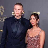 Menerima trofi bergengsi, atlet yang memperkuat klub Manchester City ini menggandeng kekasihnya, Isabel, yang juga merupakan pesepakbola.  Foto: Pascal Le Segretain/Getty Images