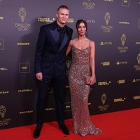 Kekasih Erling, Isabel, memilih gaya glamor dalam balutan gaun pink berkilauan. Wanita berusia 19 tahun ini melengkapi penampilannya dengan anting dan kalung minimalis serta clutch warna silver. Foto: Pascal Le Segretain/Getty Images