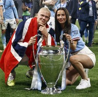 Pasangan muda ini sempat mencuri perhatian saat keduanya berpose di lapangan hijau dengan trofi juara Liga Champions UEFA di Ataturk Olympic Stadium, Istanbul, pada 11 Juni 2023. Kala itu Erling bermain luar biasa dan meraih treble winner di musim perdananya bersama Manchester City. Foto: ANP via Getty Images/ANP