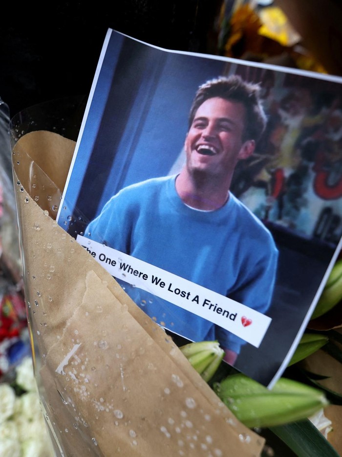 Fans Matthew Perry Datangi Apartemen Friends Beri Bunga Penghormatan People gather near a makeshift memorial for actor Matthew Perry, the wise-cracking co-star of the 1990s hit television sitcom Friends, who was found dead at his Los Angeles home on October 28, on Bedford Street in Manhattan in New York City, U.S., October 30, 2023. REUTERS/Mike Segar