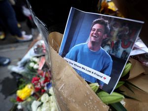 Alasan Emmy Awards Tidak Undang Pemeran Friends di Tribute Matthew Perry