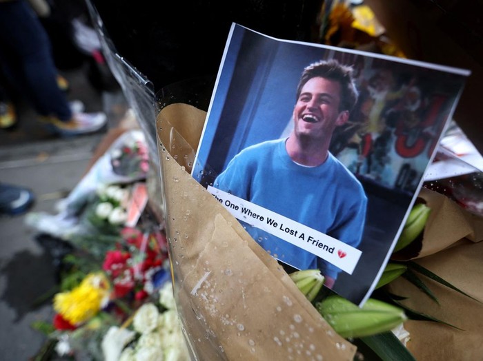 People gather near a makeshift memorial for actor Matthew Perry, the wise-cracking co-star of the 1990s hit television sitcom Friends, who was found dead at his Los Angeles home on October 28, on Bedford Street in Manhattan in New York City, U.S., October 30, 2023. REUTERS/Mike Segar