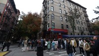 Para penggemar meletakkan bunga dan penghormatan lainnya kepada aktor Matthew Perry di luar gedung apartemen yang digunakan dalam acara TV terkenal “Friends,” yang berlatar di lingkungan Greenwich Village di Kota New York, Senin (30/10/2023).