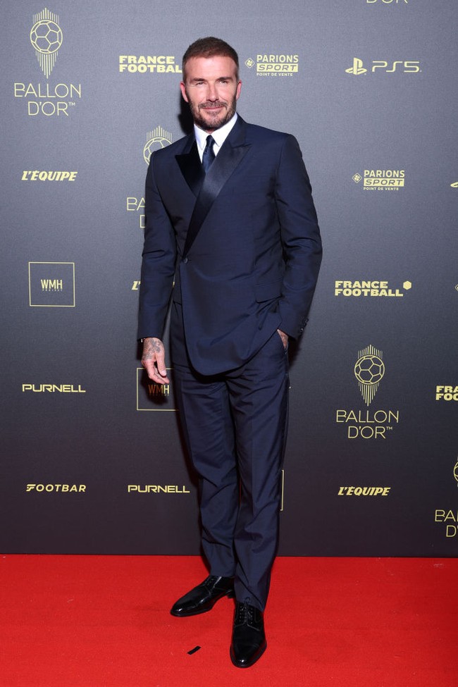 David Beckham juga ikutan eksis. Penampilannya tentu tak mengecewakan dengan setelan gelap sleek dipadu kemeja putih. (Foto: Getty Images/Pascal Le Segretain)